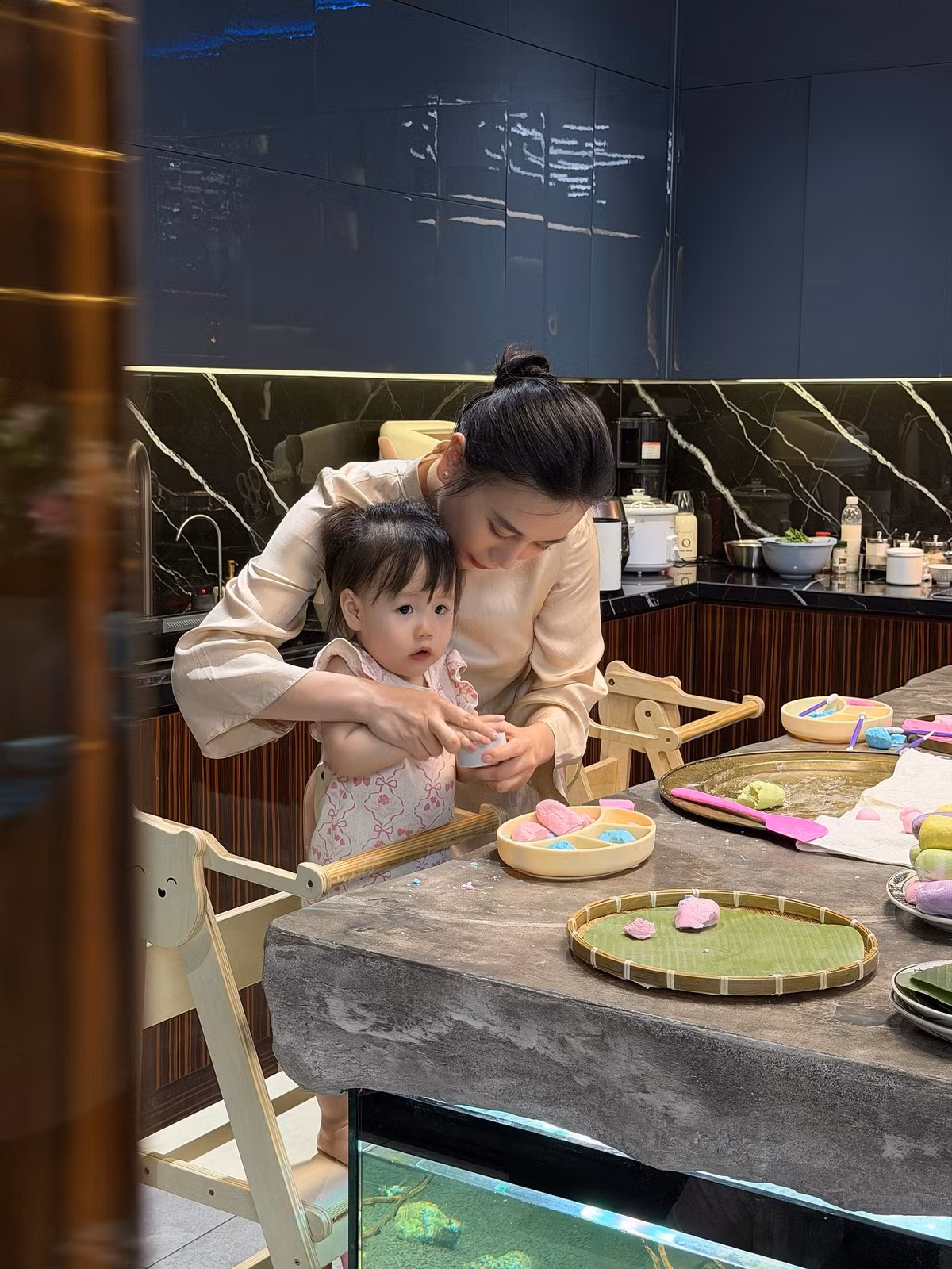 Sau khi sinh đôi Jimmy và Jenny, Phương Oanh dành phần lớn thời gian cho gia đình và hạn chế tham gia các hoạt động showbiz.