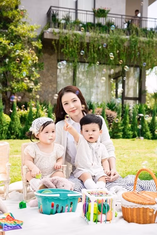 Cặp song sinh nhà Sam tên Ijin và Ijun, có vẻ ngoài vô cùng đáng yêu. Ảnh: FB Sam.
