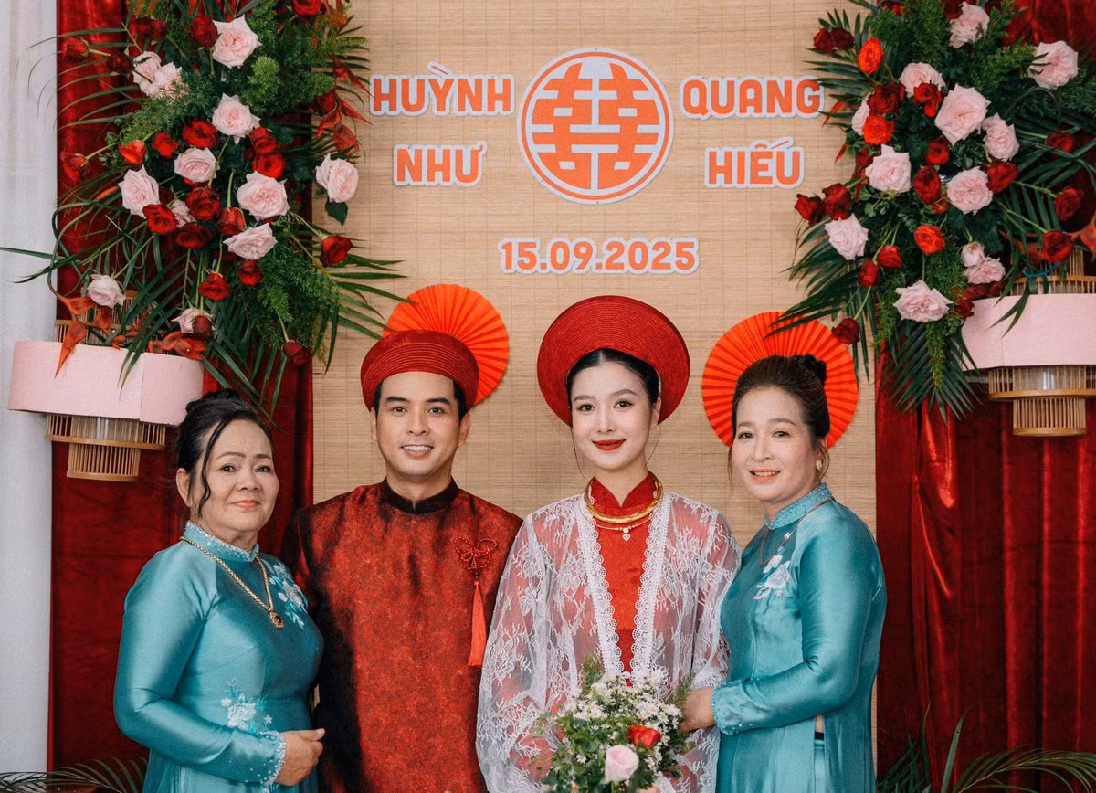 Cô dâu chú rể rạng ngời hạnh phúc trong tà áo dài.