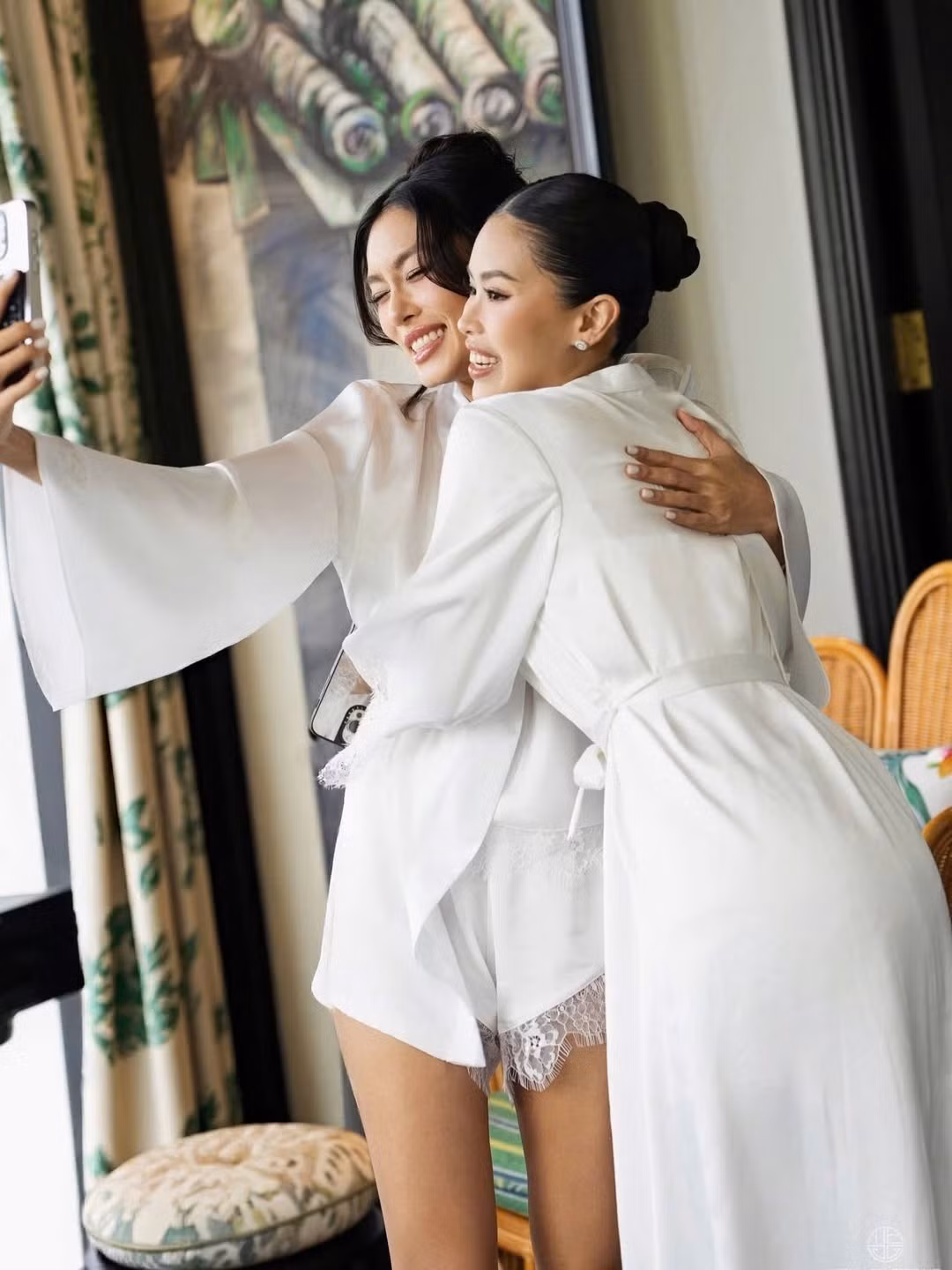 Á hậu Thảo Nhi Lê và Tiên Nguyễn (bên phải) có mối quan hệ rất thân thiết. Mới đây, khi Tiên Nguyễn tổ chức đám cưới ở Đà Nẵng, Thảo Nhi Lê là một trong số các phù dâu. Ảnh: Instagram Thảo Nhi Lê. ﻿