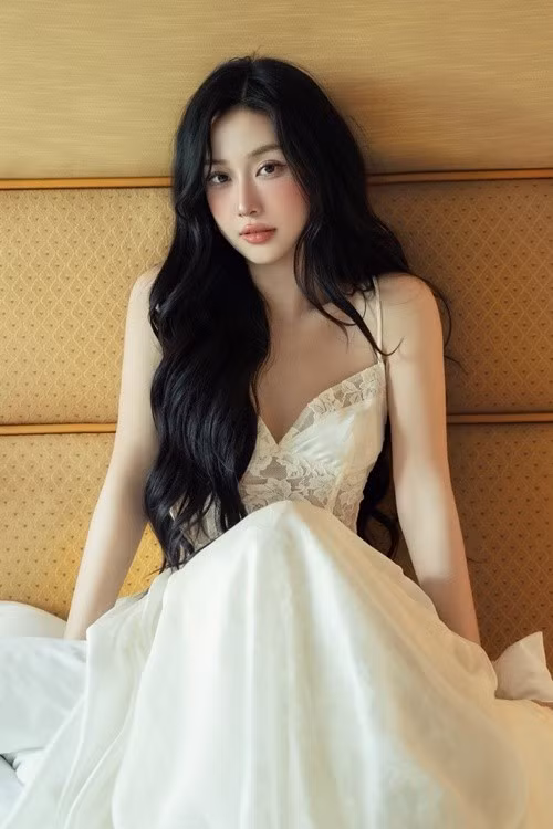 Gam trắng được Jun Vũ lựa chọn trong nhiều bộ ảnh thời trang. Lối trang điểm nhẹ, mái tóc dài đặc trưng cùng biểu cảm tiết chế giúp cô duy trì dấu ấn riêng giữa nhiều gương mặt trẻ của làng giải trí.