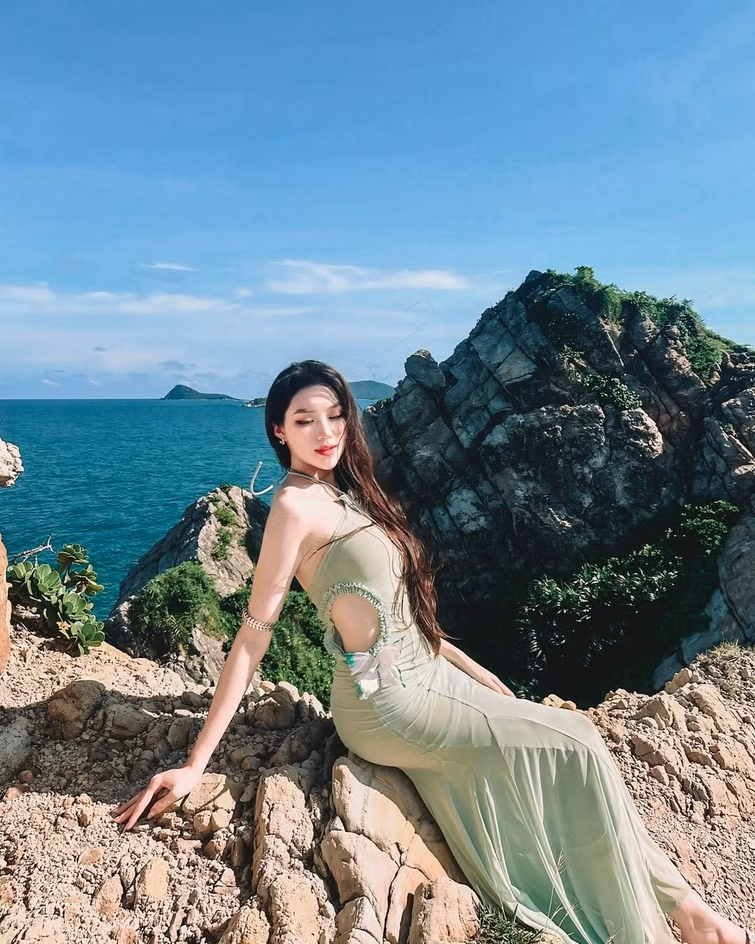 Với thời gian chuẩn bị khá dài, khán giả kỳ vọng cô sẽ mang về thành tích tốt cho nhan sắc Việt trên đấu trường quốc tế.