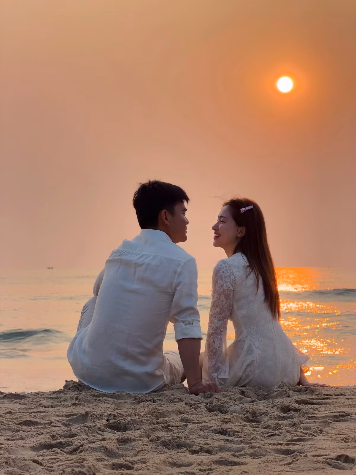 Trước khi chia sẻ bộ ảnh sinh nhật, Hòa Minzy từng đăng tải một số khoảnh khắc trong chuyến du lịch cùng Văn Cương. Hình ảnh bên bãi biển lúc hoàng hôn nhận được nhiều lời khen bởi sự nhẹ nhàng, gần gũi.