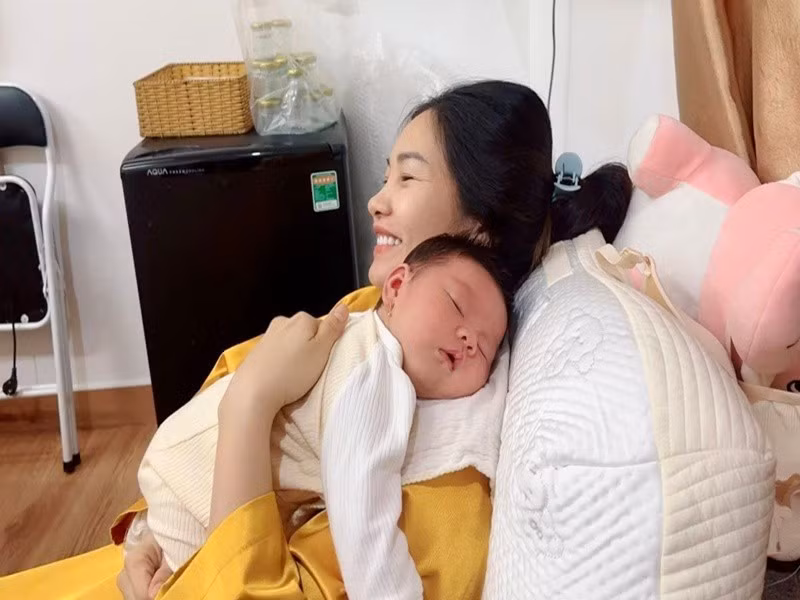 Trong khi đó, Trúc Trương luôn rạng rỡ dù đang tất bật chăm sóc em bé những ngày đầu làm mẹ.
