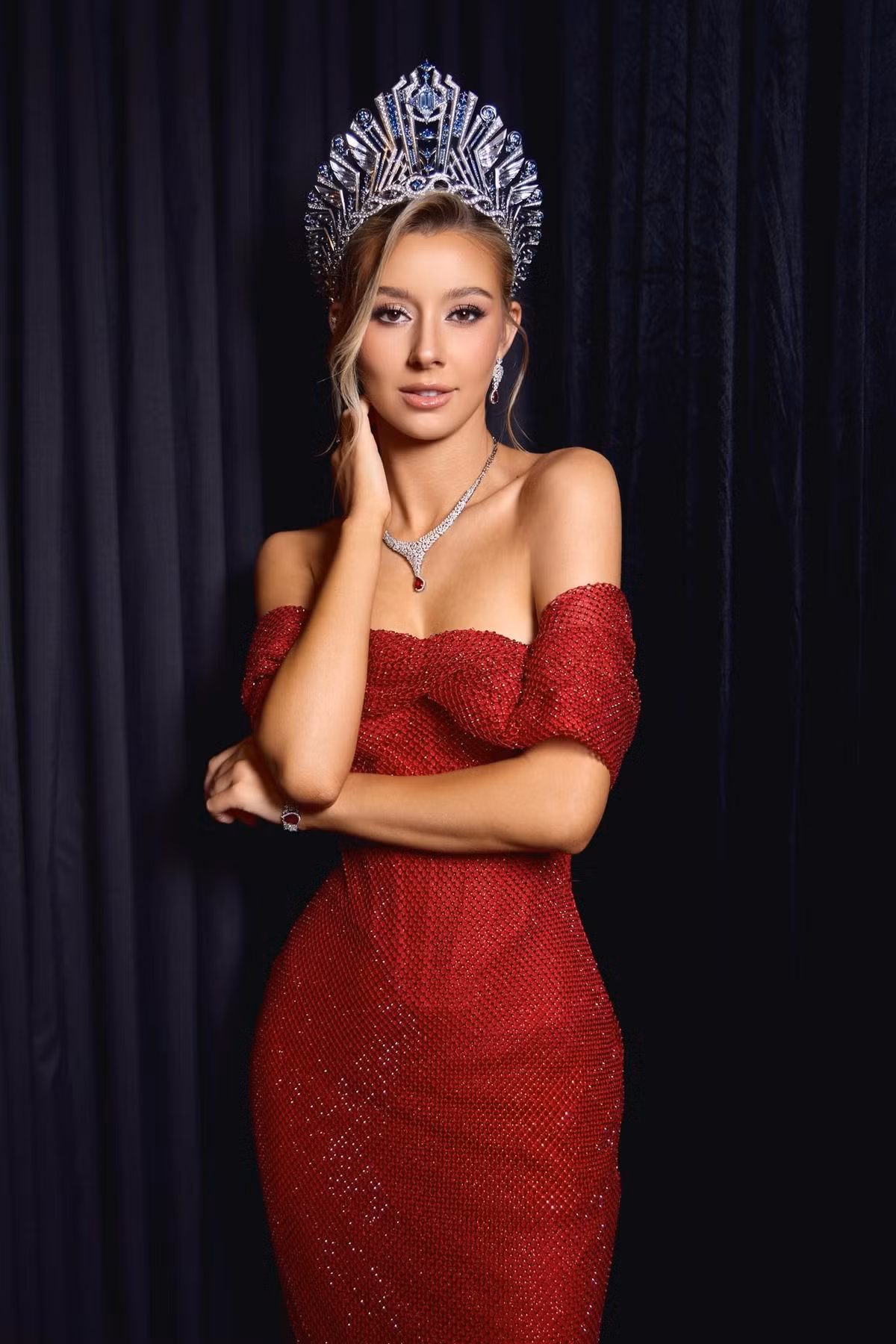Miss Cosmo 2025 khoe vóc dáng quyến rũ với váy bó sát trễ vai. Ảnh: Miss Cosmo.