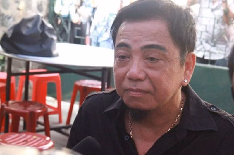 Trước Vũ Hà và Nguyễn Thế Vũ, Hồng Tơ cũng vướng lùm xùm trò đỏ đen. Theo Người Lao Động, năm 2019, Hồng Tơ bị bắt tạm giam về hành vi đánh bạc. Ảnh: Dân Việt. 5- Tháng 11/2019, TAND TP HCM kết thúc xét xử sơ thẩm vụ án Đánh bạc có bị cáo Cao Văn Tơ (nghệ sĩ hài Hồng Tơ) và 5 đồng phạm tham gia. HĐXX phạt bị cáo Cao Văn Tơ 50 triệu đồng về tội "Đánh bạc". Ảnh: Dân Việt.