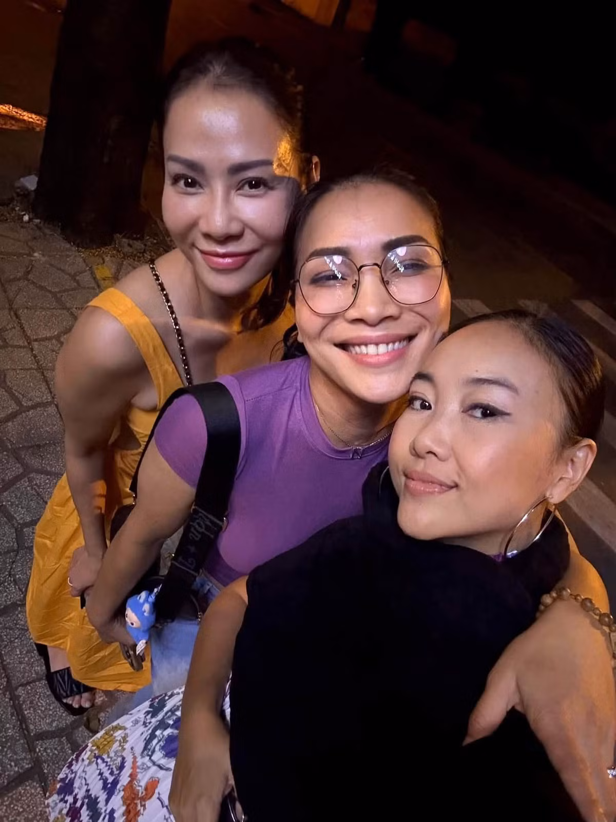 Với Hồng Ngọc, điều đáng quý là sau gần ba thập kỷ, cả ba vẫn dành cho nhau sự yêu thương và trân trọng. Nữ ca sĩ bày tỏ: “Gần 30 năm, vẫn giữ được sự thương và trân trọng dành cho nhau. Đó cũng là một điều thật đẹp trong cuộc đời làm nghệ thuật của tôi”.