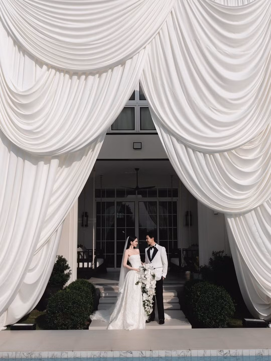 Mai Davika - Ter Chantavit thực hiện các nghi lễ bên bể bơi. Ảnh: Instagram Mai Davika.