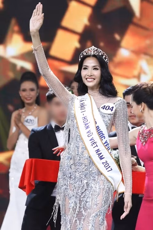 Hoàng Thùy đoạt Á hậu 1 Hoa hậu Hoàn vũ Việt Nam 2017. Năm 2019, cô vào top 20 Hoa hậu Hoàn vũ Thế giới. Ảnh: FB Hoàng Thùy.
