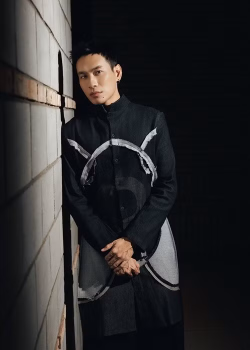 Chờ show, Kiều Minh Tuấn chỉ ăn cầm hơi, ngày với 2 gói mì tôm. Biết bản thân không có lợi thế ngoại hình, nam diễn viên nỗ lực trau dồi diễn xuất, tham gia nhiều vai phụ trước khi trở nên nổi tiếng nhờ vai chính trong phim Em chưa 18. Ảnh: FB Kiều Minh Tuấn.