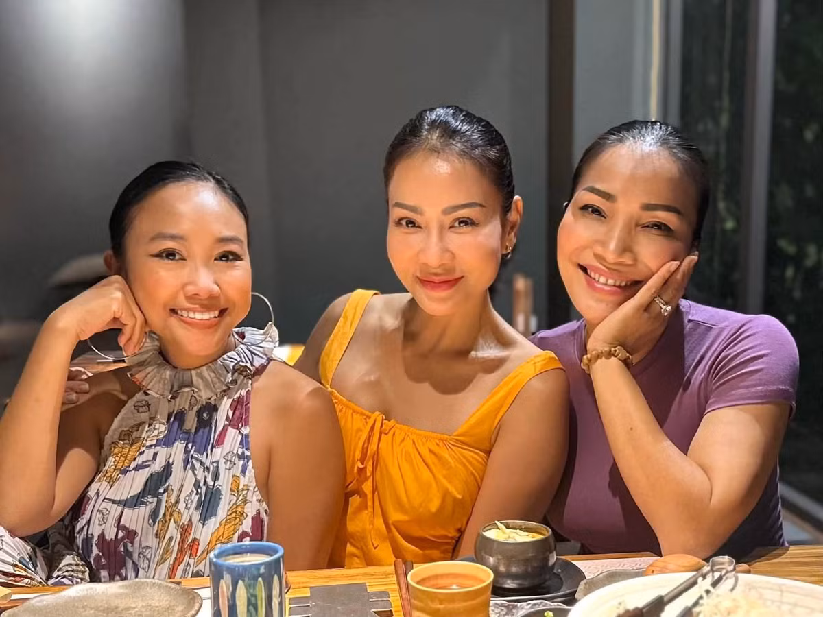 Hồng Ngọc (ngoài cùng bên phải), Thu Minh (giữa) và Đoan Trang vừa có buổi hội ngộ thân mật sau gần 30 năm quen biết. Nhớ lại chặng đường gắn bó, Hồng Ngọc chia sẻ: “Từ những ngày đầu gặp nhau ở các cuộc thi ca hát, rồi những năm tháng hát phòng trà, gần như ngày nào cũng gặp mặt”.