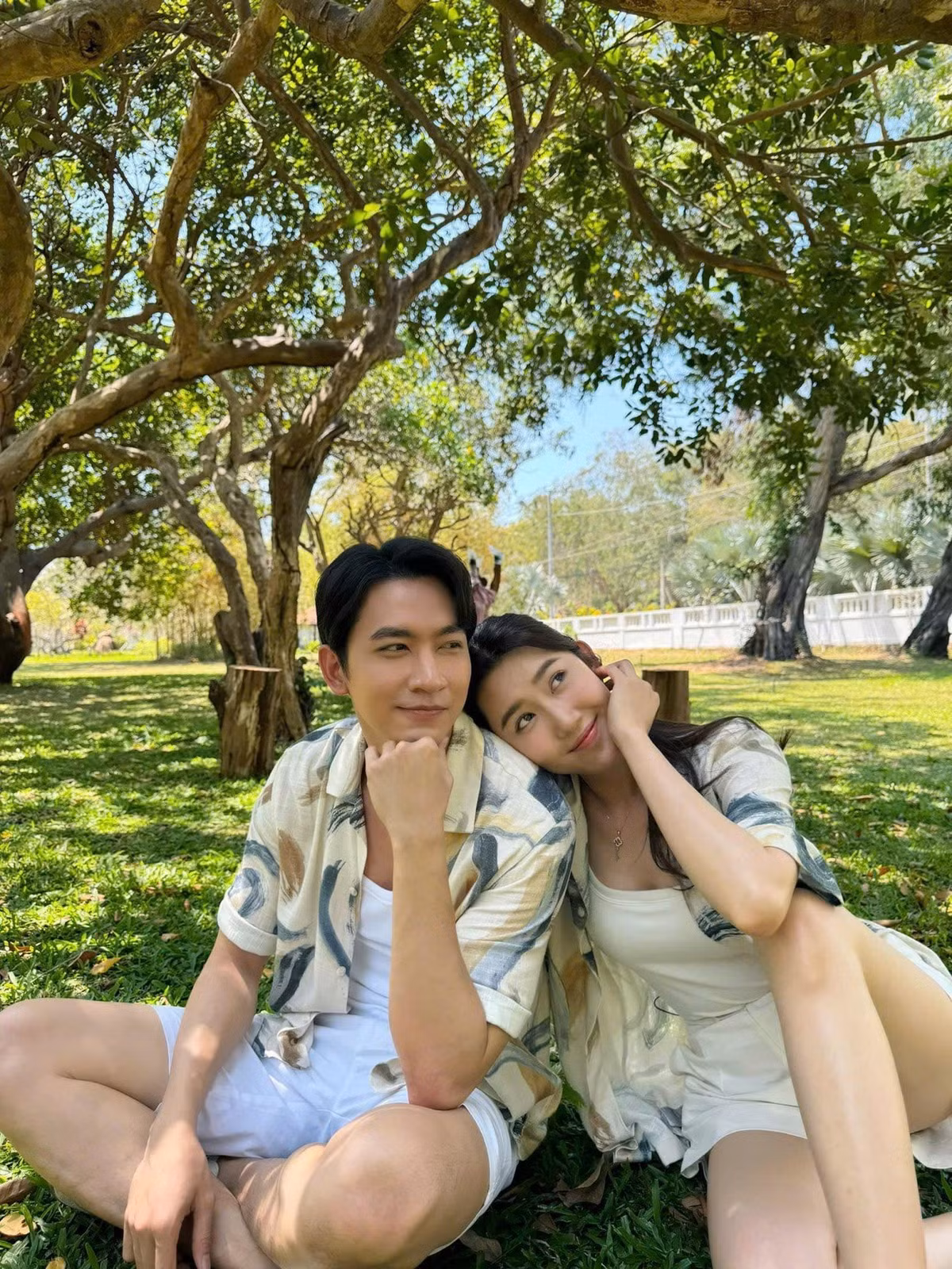 Thúy Ngân và Võ Cảnh 'dính như sam', có cử chỉ thân mật ở đời thường sau khi đóng chung phim 7 năm chưa cưới sẽ chia tay năm 2024. Đối mặt với nghi vấn tình cảm, cả hai giữ im lặng. Ít tháng qua, cặp đôi không còn sánh đôi tại các sự kiện hay đi du lịch. Ảnh: Vietnamnet.