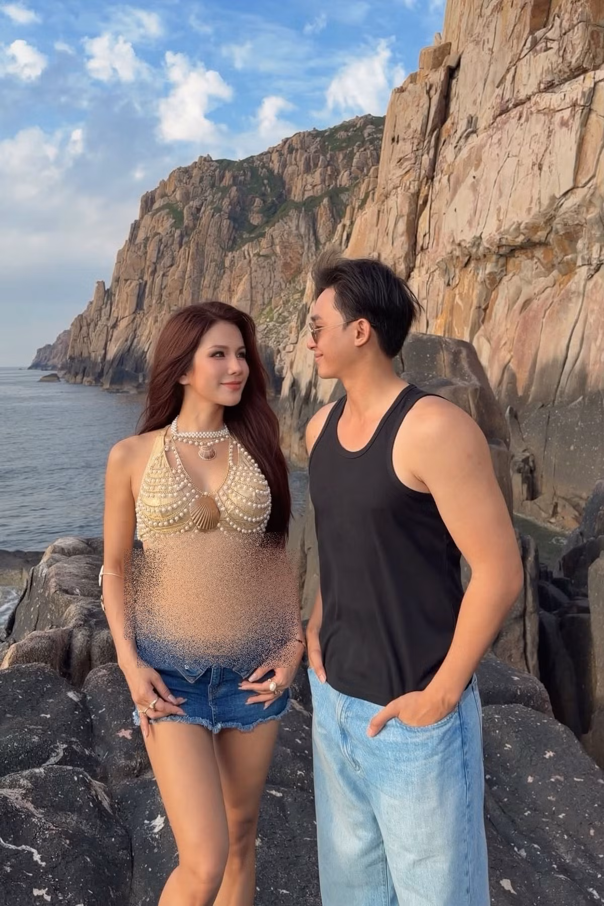 Ngoài những hoạt động thường ngày, cặp đôi còn dành thời gian cho các chuyến đi chung. Trong những hình ảnh được chia sẻ, Diệp Lâm Anh và bạn trai theo đuổi phong cách trẻ trung, thoải mái.