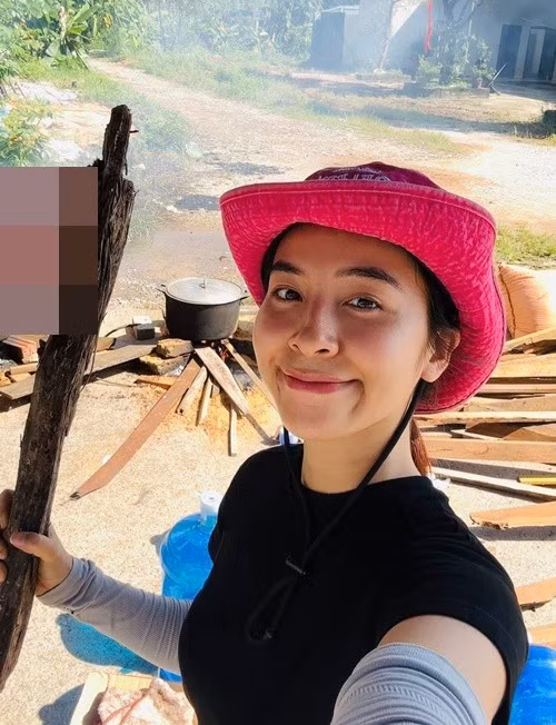 "Đồ tiếp tế, cơm, nước miễn phí, mời bà con qua ngay ngã tư nút giao Tân Lập nhận nhé ạ. Bây giờ Vân vào vùng nước nên không có sóng để chia sẻ thông tin", Trần Vân viết. Ảnh: FB Trần Vân.