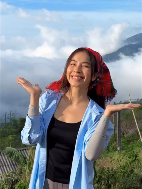 Trước đó, Trần Vân cho biết, cô nhận quần áo cũ, chăn mang lên cho mọi người dùng sau lũ. Ảnh: FB Trần Vân.
