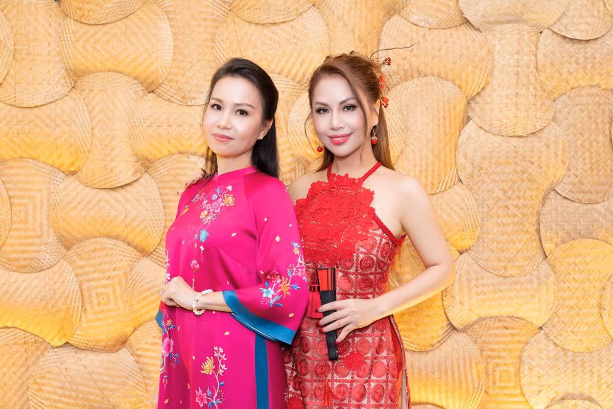 ...Có thể nhiều người như fan thì không chấp nhận, không chịu rằng Minh Tuyết hay hơn, Hà Phương xinh hơn. Nhưng tôi không quan tâm, ai muốn tôi cho hết, cũng là chị em mình cả, cũng là của mình thôi", Cẩm Ly nói. Ảnh: FB Minh Tuyết.