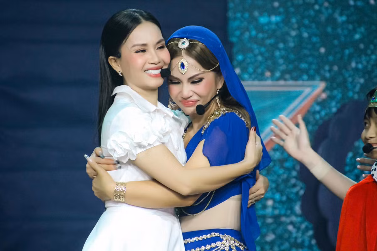 Cẩm Ly từng chia sẻ: "Tôi xác định từ đầu rồi, rằng Hà Phương, Minh Tuyết đẹp hơn, tôi xấu nhất. Hay, Hà Phương, Minh Tuyết hát hay hơn, tôi hát dở hơn. Tôi chấp nhận hết, không quan tâm dù đúng hay sai. Trong ba đứa, tôi là lớn nhất...Ảnh: FB Minh Tuyết.