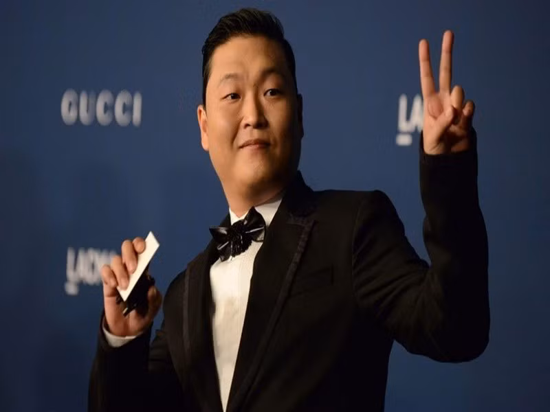 Theo Vietnamnet, Sở Cảnh sát Seoul Seodaemun (Hàn Quốc) đang điều tra ca sĩ Psy và một bác sĩ sau khi bắt giữ cả hai với cáo buộc đã để bên thứ 3 đã lấy thuốc theo đơn mà không gặp trực tiếp bác sĩ điều trị. Ảnh: Vietnamnet.