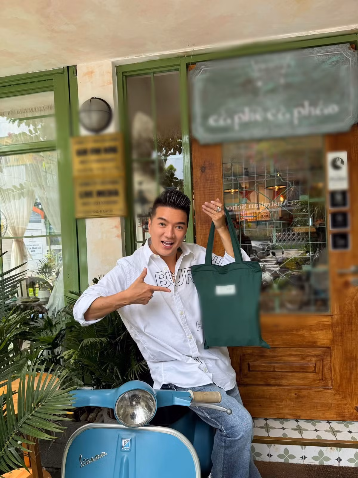 Đàm Vĩnh Hưng đầu tư vào mặt bằng, cải tạo và thiết kế nội, ngoại thất cho quán cà phê. Hơn 200 nghệ sĩ, bạn bè cùng đông đảo người hâm mộ đã đến chúc mừng trong ngày khai trương. Anh cũng trực tiếp đón khách và giao lưu tại quán.