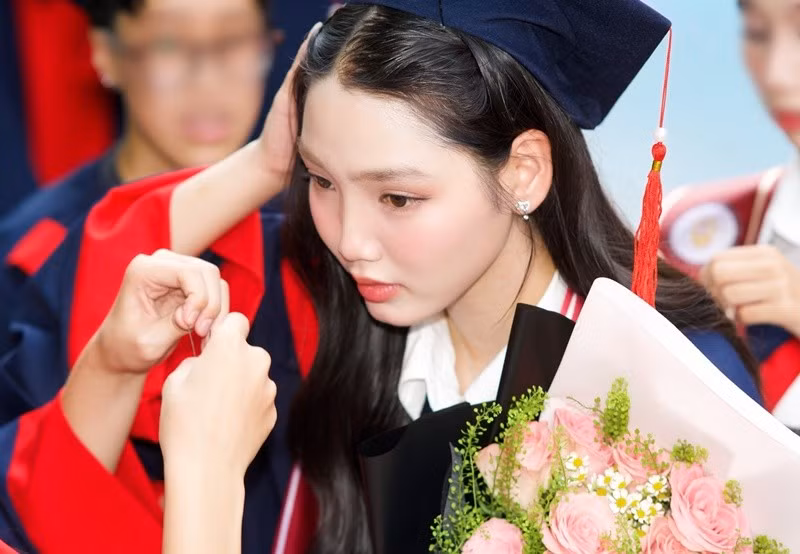 Nữ diễn viên viết: “Cảm ơn mẹ và chị hai vì đã luôn là hậu phương vững chắc nhất, luôn bao dung và ủng hộ mọi lựa chọn của con trên con đường nghệ thuật. Cảm ơn thầy cô vì đã luôn bao dung cho con những bài học vô giá để con có thể tự tin hơn vào bản thân và theo đuổi ước mơ của mình. Cảm ơn những người bạn tuyệt vời của Minh Anh vì tụi mình đã luôn ở bên, là chỗ dựa tinh thần, cùng khóc cùng cười và nâng đỡ nhau qua những áp lực của lịch học".
