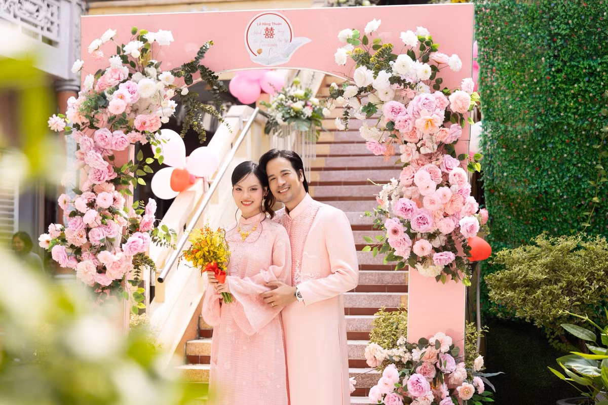 Trên trang cá nhân, Đoàn Minh Tài bày tỏ: "Lần đầu tiên dự lễ Hằng thuận và được là nhân vật chính, Tài mới thật sự hiểu hai chữ vợ chồng. Không chỉ là yêu, mà là cùng nhau tu tập sự nhẫn, sự hiểu và lòng biết ơn, để nắm tay nhau đi trọn một đời bình an". Ảnh: FB Đoàn Minh Tài.