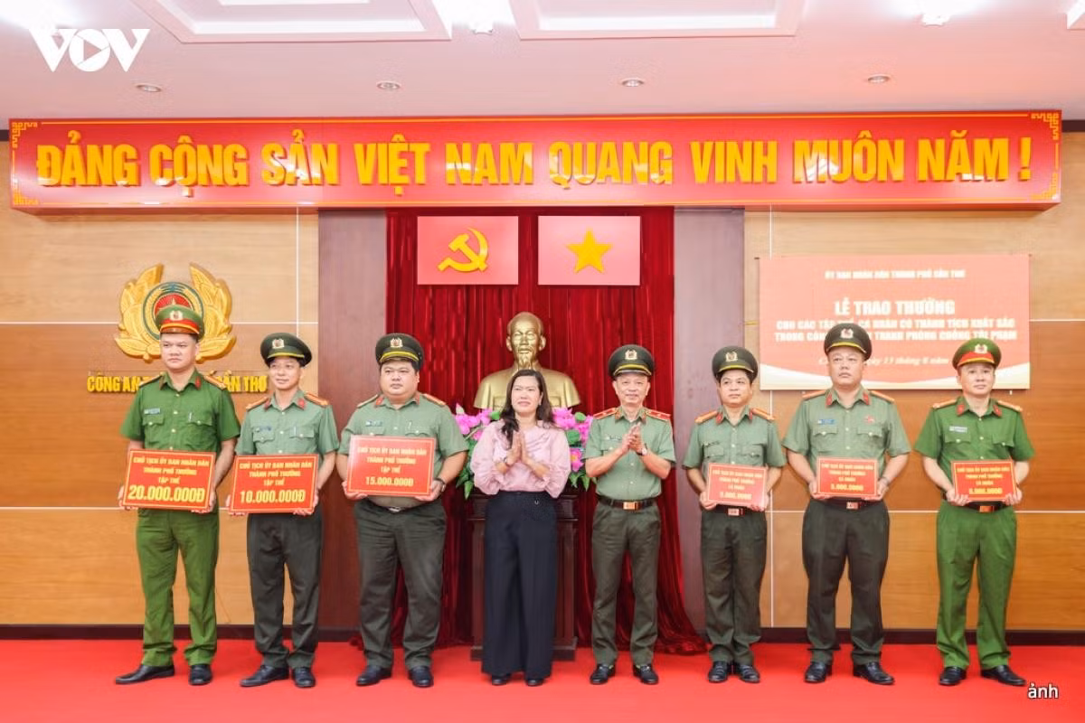 Lãnh đạo thành phố Cần Thơ tặng thưởng bằng tiền từ Quỹ phòng, chống tội phạm thành phố cho các tập thể, cá nhân có thành tích xuất sắc.