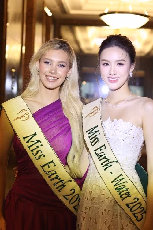 Đại diện Việt Nam thân thiết với mỹ nhân Cộng hòa Czech Natalie Puskinova. Ít ngày trước, Natalie đăng quang Miss Earth 2025. Ảnh: FB Trịnh Mỹ Anh.