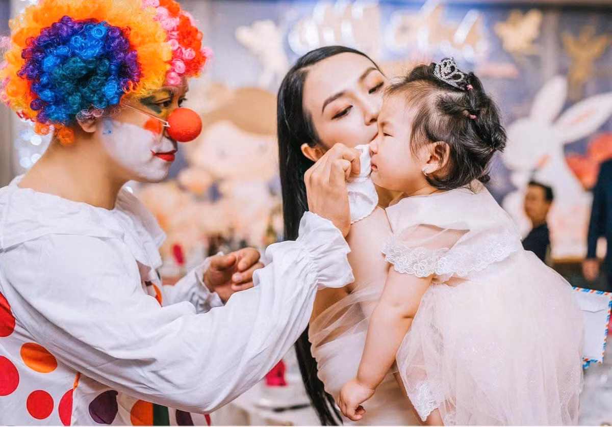 Trên mạng xã hội, nam ca sĩ thường chia sẻ những khoảnh khắc đời thường giản dị bên vợ con, khác với hình ảnh gai góc quen thuộc khi đứng trên sân khấu.