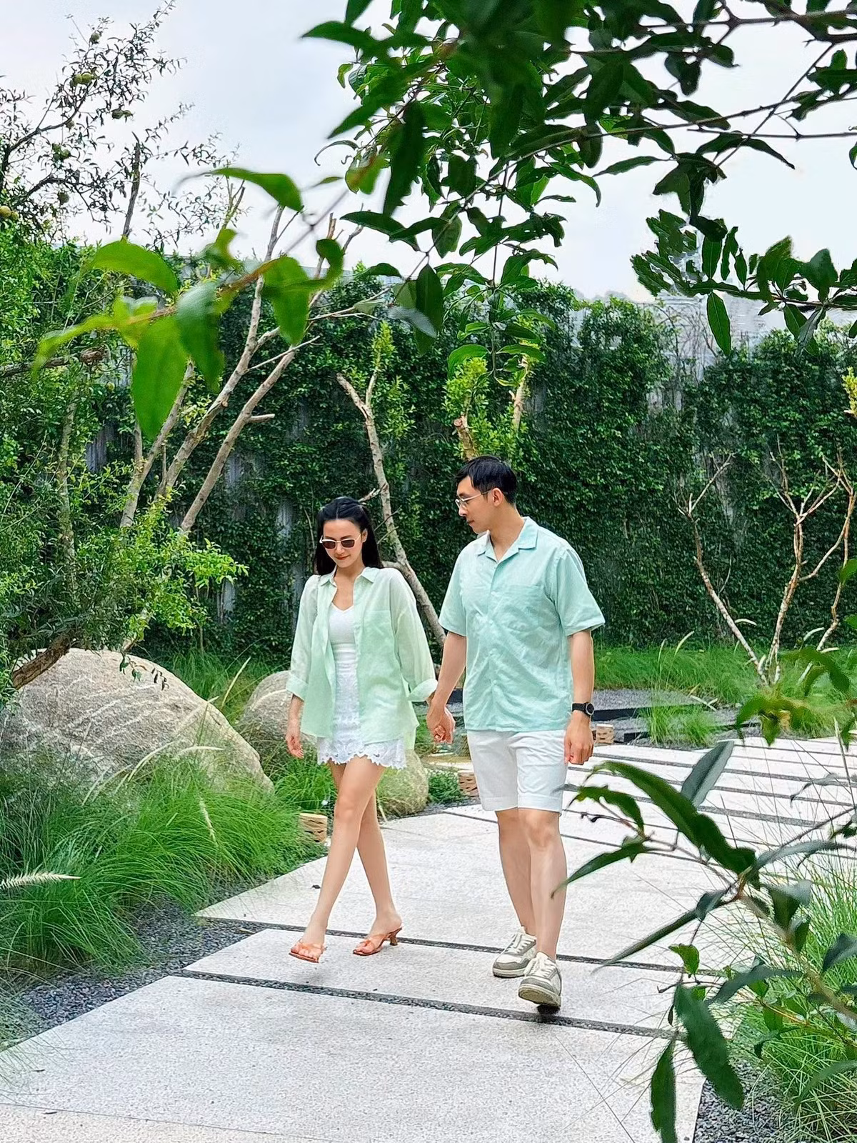 Theo Znews, cuối tháng 6/2025, nhân kỷ niệm một năm ngày cưới, Midu và Minh Đạt tổ chức tiệc thân mật bên bờ biển Vũng Tàu. Minh Đạt tặng vợ hai chiếc túi Hermès Birkin màu xanh và trắng, được lựa chọn để phù hợp với không gian buổi tiệc.