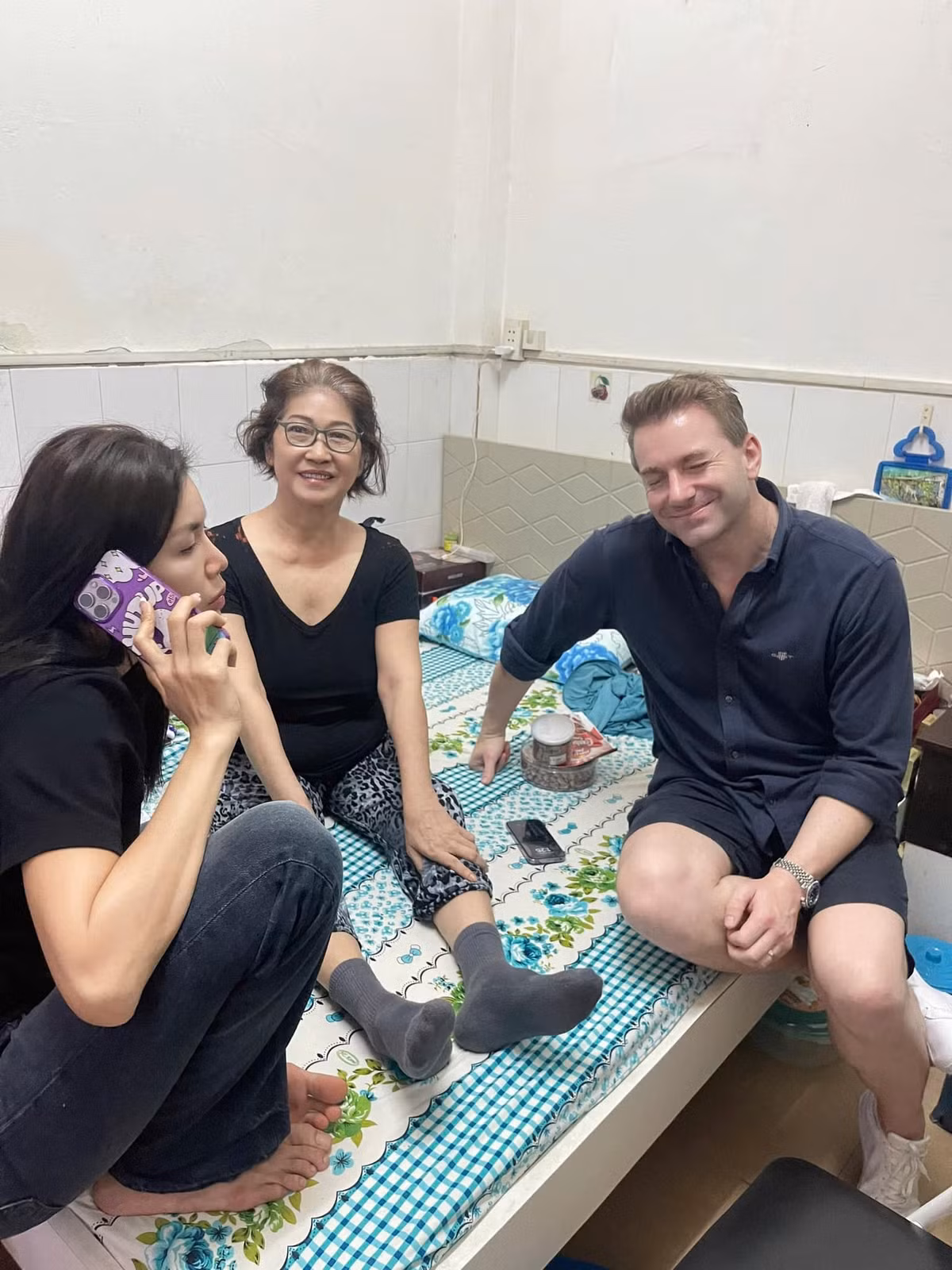 Theo Vietnamnet, chồng Minh Tú đã cố gắng lặp lại chuẩn các từ như "sức khỏe", "năm mới" khi chúc Tết mẹ vợ. Ảnh: FB Minh Tú.