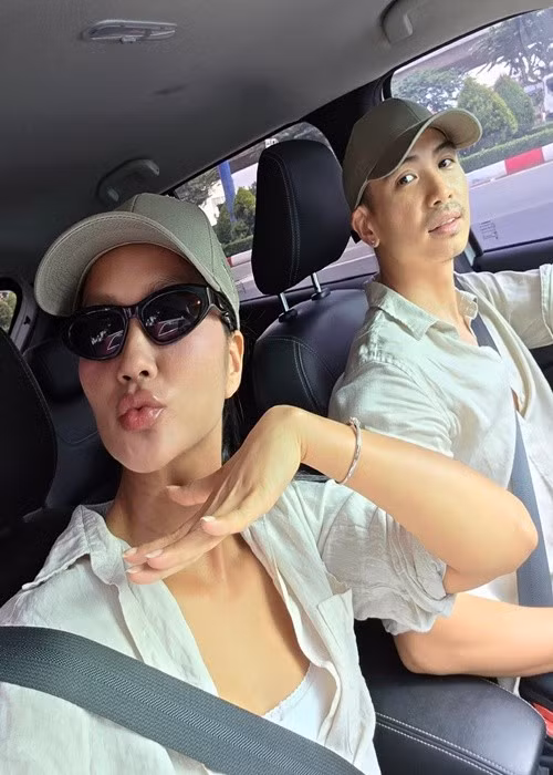 Tuấn Khôi đưa H'hen Niê đi chơi, ở nhà làm trò hài hước cho vợ vui. Ảnh: FB H'hen Niê.