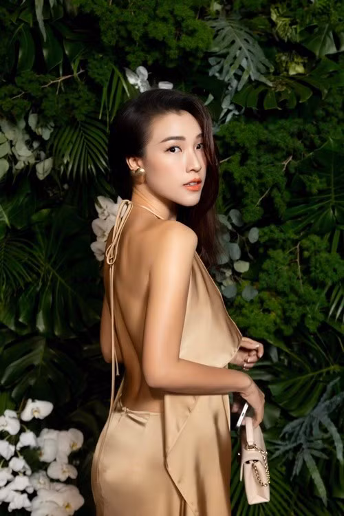 Á hậu Hoàng Oanh diện váy hở lưng, "quên nội y" khi tham gia một sự kiện. Ảnh: FB Hoàng Oanh.