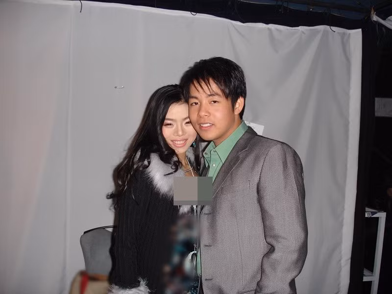 Quang Lê và Lệ Quyên gặp nhau năm 2006 tại Mỹ. Nam ca sĩ cho biết, vài tháng sau lần gặp đầu tiên, anh em có dịp mừng sinh nhật Lệ Quyên tại một nhà hàng. Ảnh: FB Quang Lê.