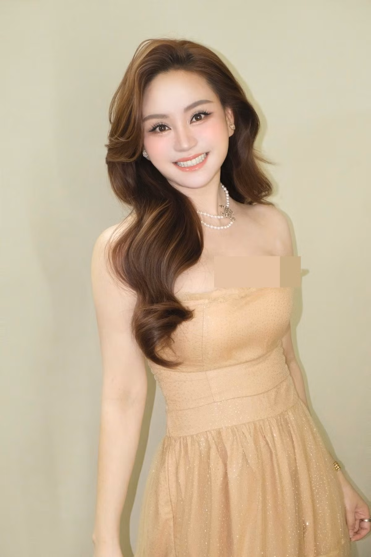 Vy Oanh gợi cảm, sang trọng mỗi khi xuất hiện trước công chúng.
