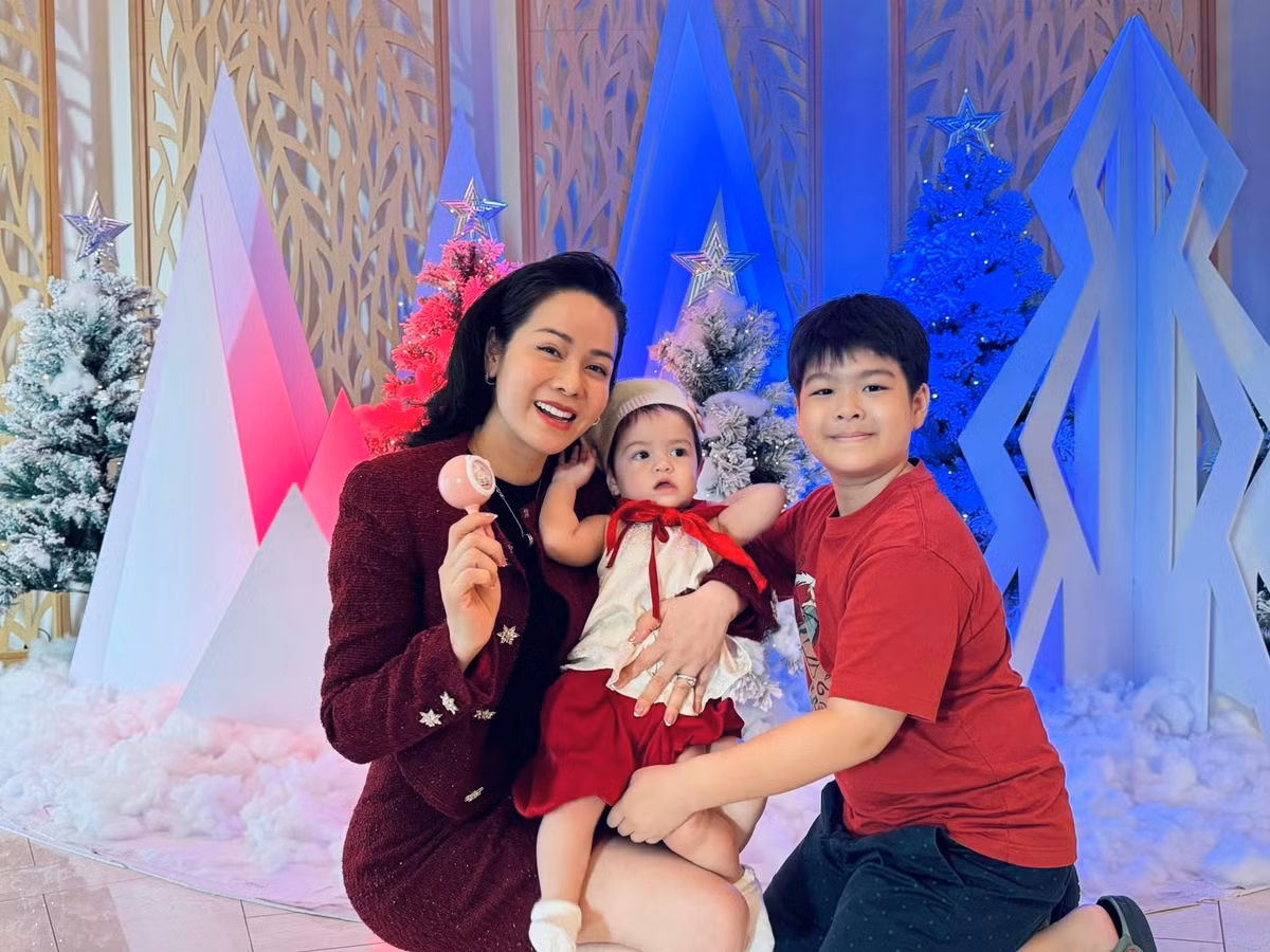 Con trai lớn của Nhật Kim Anh đang sống cùng bố, thường xuyên lên thăm mẹ và em gái.
