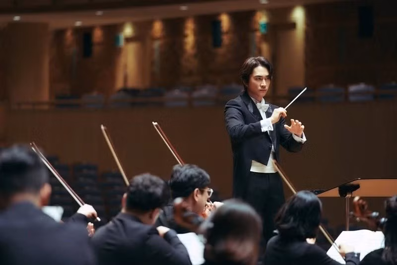 Nhân vật của Song Seung Hun là nhạc trưởng nổi tiếng Seong Jin yêu Mi Joo trong lúc vị hôn thê Soo Yeon mất tích. Ảnh: Znews.
