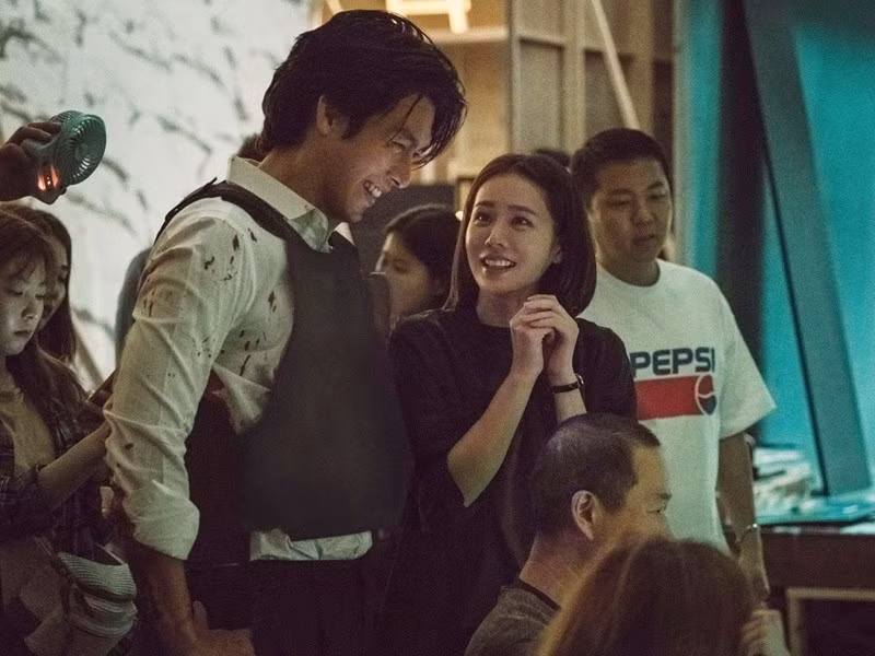Vợ chồng Son Ye Jin không ít lần chia sẻ về hôn nhân. Theo Tiền Phong, Hyun Bin cho biết, chứng kiến những việc vợ làm, anh cảm thấy tôn trọng và biết ơn bạn đời. Ảnh: Znews.