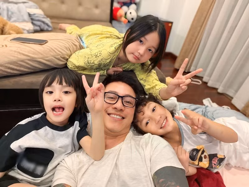 Ngoài công việc, thời gian gần đây Tuấn Hưng thường xuyên chia sẻ những khoảnh khắc đời thường bên gia đình.
