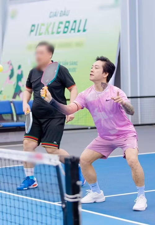 Tuấn Hưng cho biết anh quyết định quay trực tiếp toàn bộ quá trình thay vì chỉ chụp ảnh kết quả để tránh những nghi ngờ không đáng có. “Khi mình lao lực vì cường độ làm việc thì người ta cho là mình giả vờ ốm. Chỉ có những người đi diễn cùng chương trình và khán giả mới hiểu”, anh chia sẻ.
