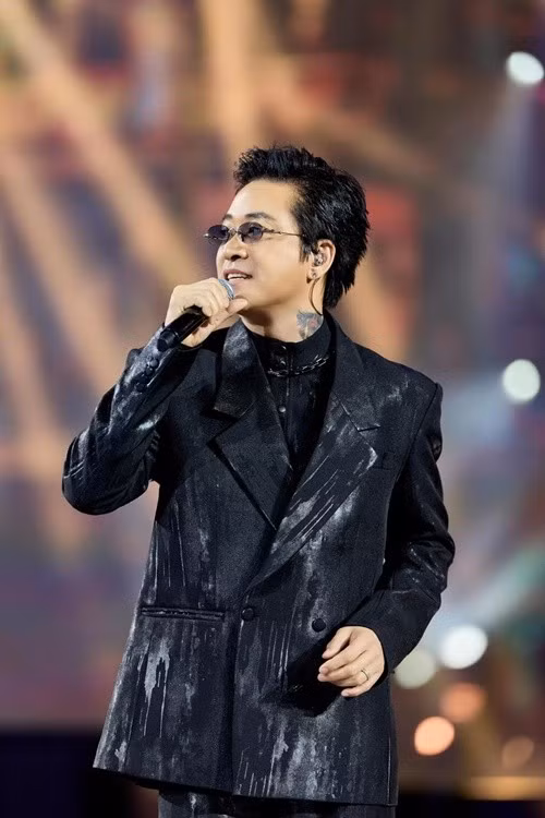 “Kết luận là căng thẳng quá và thiếu ngủ”, Tuấn Hưng chia sẻ sau nhiều lần nội soi, siêu âm và kiểm tra sức khỏe. Sau khoảng hai tuần điều chỉnh sinh hoạt và ngủ đủ giấc, sức khỏe của nam ca sĩ mới dần ổn định trở lại.