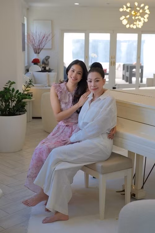 Trong bài viết, Linh San dành nhiều lời chúc đến gia đình Phạm Hương. Nhà thiết kế cho biết bà xúc động khi chứng kiến cuộc sống bình yên của nàng hậu và sự trưởng thành của hai con sau nhiều năm không gặp.