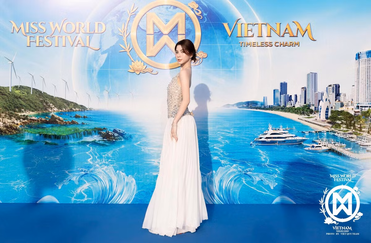 Á hậu Phan Lê Kim Ngọc lựa chọn thiết kế phối hai tông màu. Phần thân trên đính kết bắt sáng kết hợp chân váy trắng xếp ly mềm mại. Cô búi tóc thấp, đeo trang sức nhỏ.