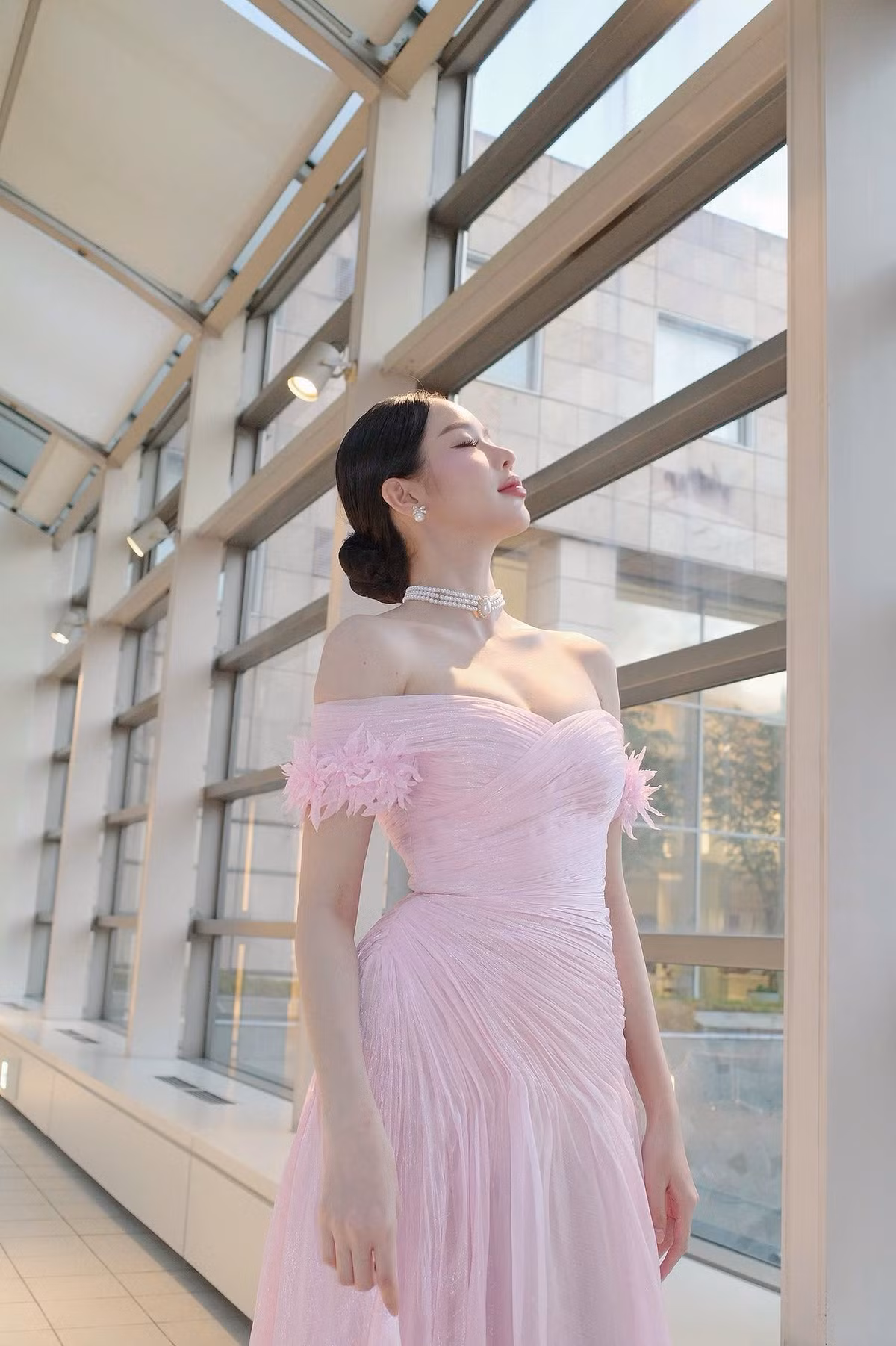 Trong những ngày cuối nhiệm kỳ, Thanh Thủy chuộng trang phục tông hồng nhẹ nhàng, nữ tính, rất thanh lịch. Ảnh: FB Thanh Thủy.