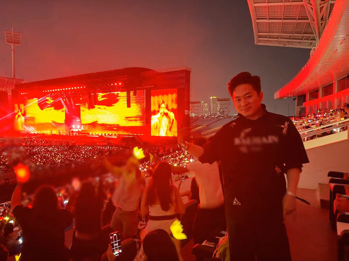 Trong khi đó, ca sĩ Tùng Dương cho biết: “Đi xem BigBang, tranh thủ học hỏi các cao thủ cách khuấy động sân vận động để 2 tháng nữa đỡ bỡ ngỡ khi đến lượt mình ở sân Mỹ Đình”. Ảnh: FB Tùng Dương.