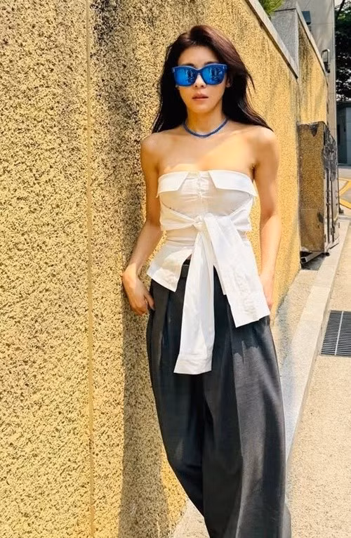 Phong cách thời trang của Ha Ji Won hướng đến sự tinh giản, thanh lịch nhưng vẫn trẻ trung, tôn lên vẻ đẹp mặn mà theo thời gian. Ảnh: Tiền Phong.