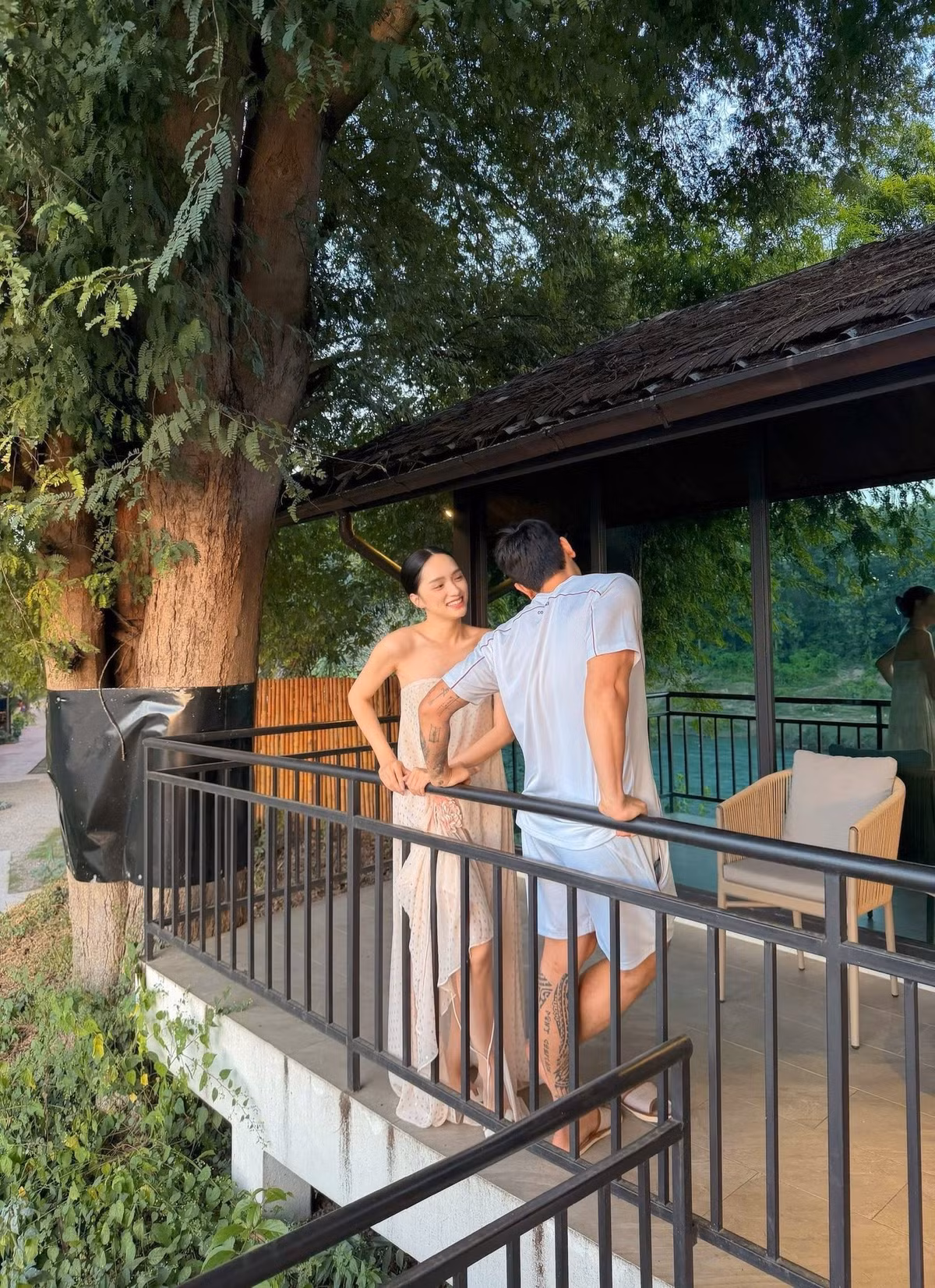 Chàng trai giấu mặt tình tứ bên Hương Giang nhanh chóng được nhiều cư dân mạng nhận ra là người mẫu Phú Cường.