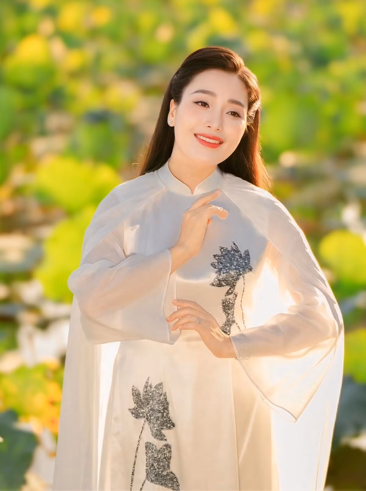 Quán quân Sao Mai 2013 Huyền Trang ủng hộ 100 triệu cho quê nhà Nghệ An. Ảnh: FB Huyền Trang.