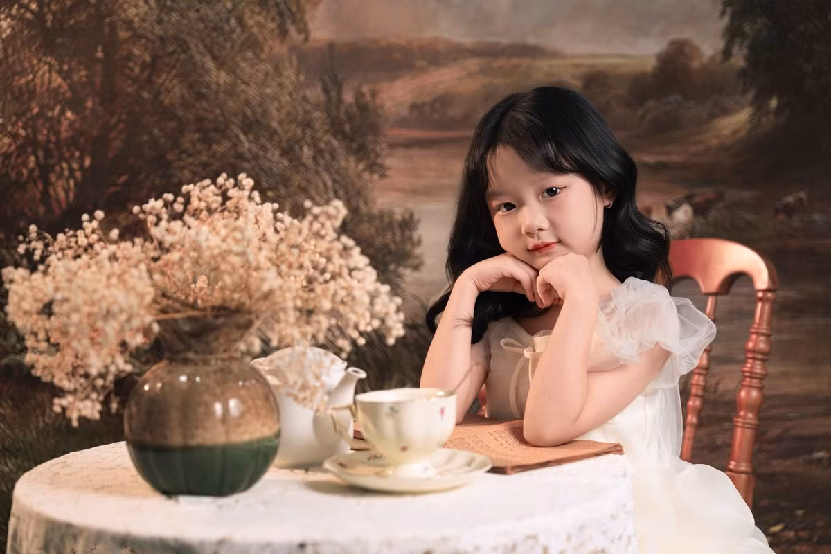 Trong một bộ ảnh nghệ thuật, bé Bào Ngư diện chiếc váy trắng bồng bềnh. Mái tóc đen óng của cô nhóc được uốn nhẹ tự nhiên. Nhiều khán giả khen ngợi con gái Quách Ngọc Tuyên xinh như búp bê.