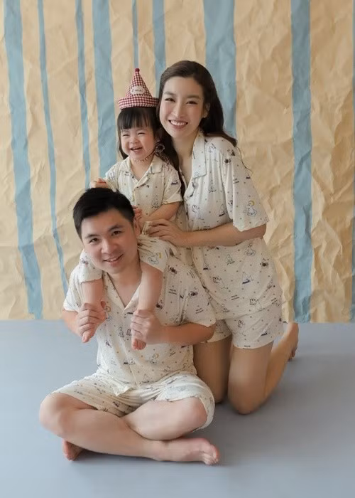 Gia đình nhỏ của Đỗ Mỹ Linh rạng rỡ, tràn ngập niềm vui trong khoảnh khắc quây quần bên nhau. Ảnh: FB Đỗ Mỹ Linh.