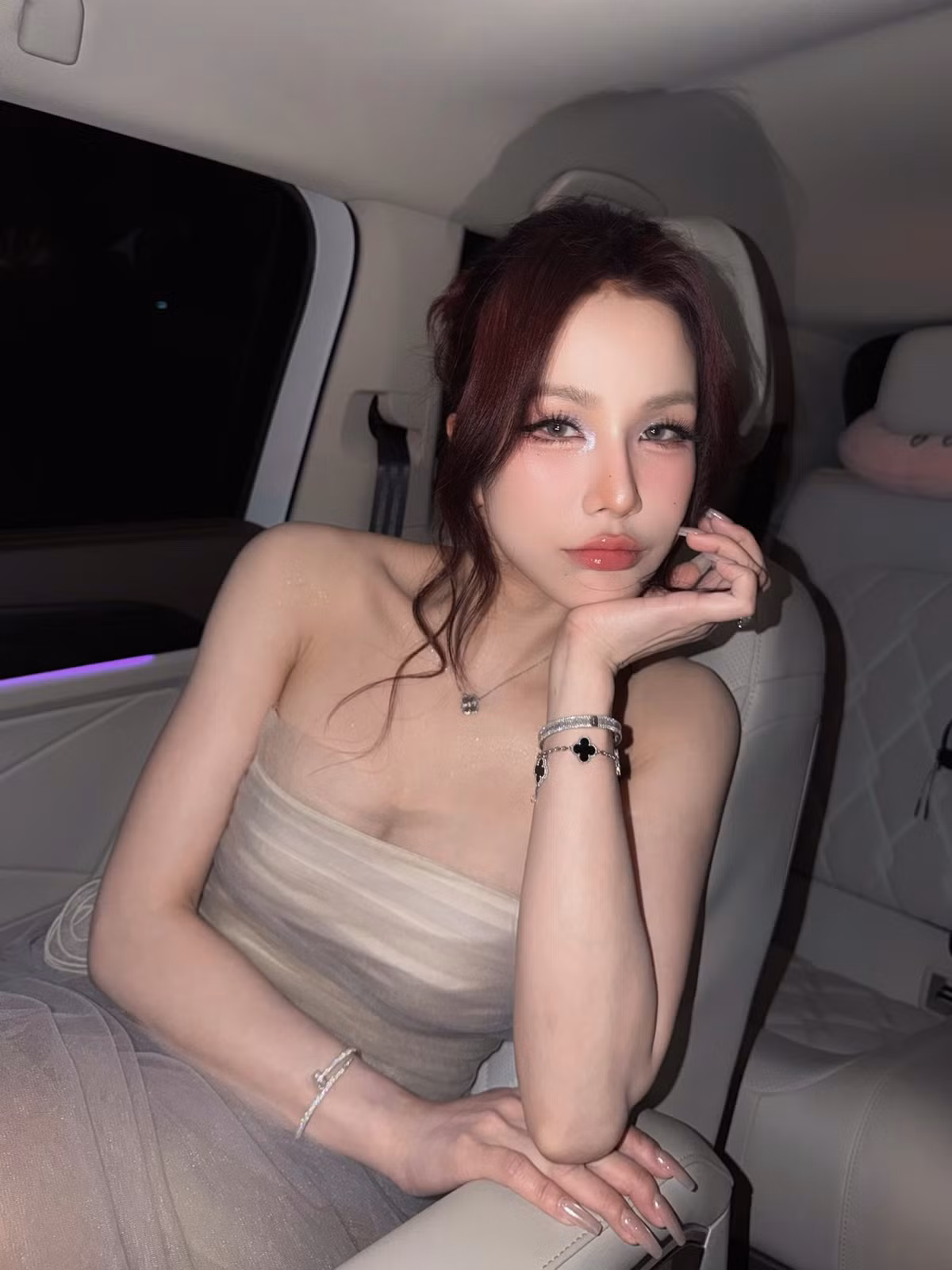 Cô nhấn mạnh phụ nữ không nên bị đặt lên bàn cân, nhất là xoay quanh một người đàn ông hay một mối quan hệ đã qua. Điều quan trọng không phải thắng thua, mà là những trải nghiệm, bài học và sự trưởng thành mỗi người tích lũy. Với cô, giá trị của phụ nữ nằm ở hành trình riêng, sự tôn trọng lẫn nhau và khả năng sống vững vàng trong cuộc đời của chính mình, thay vì cạnh tranh hay hơn thua.